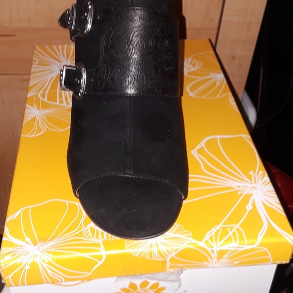 Ladies Yellow Box Mules - Picture 5 of 5